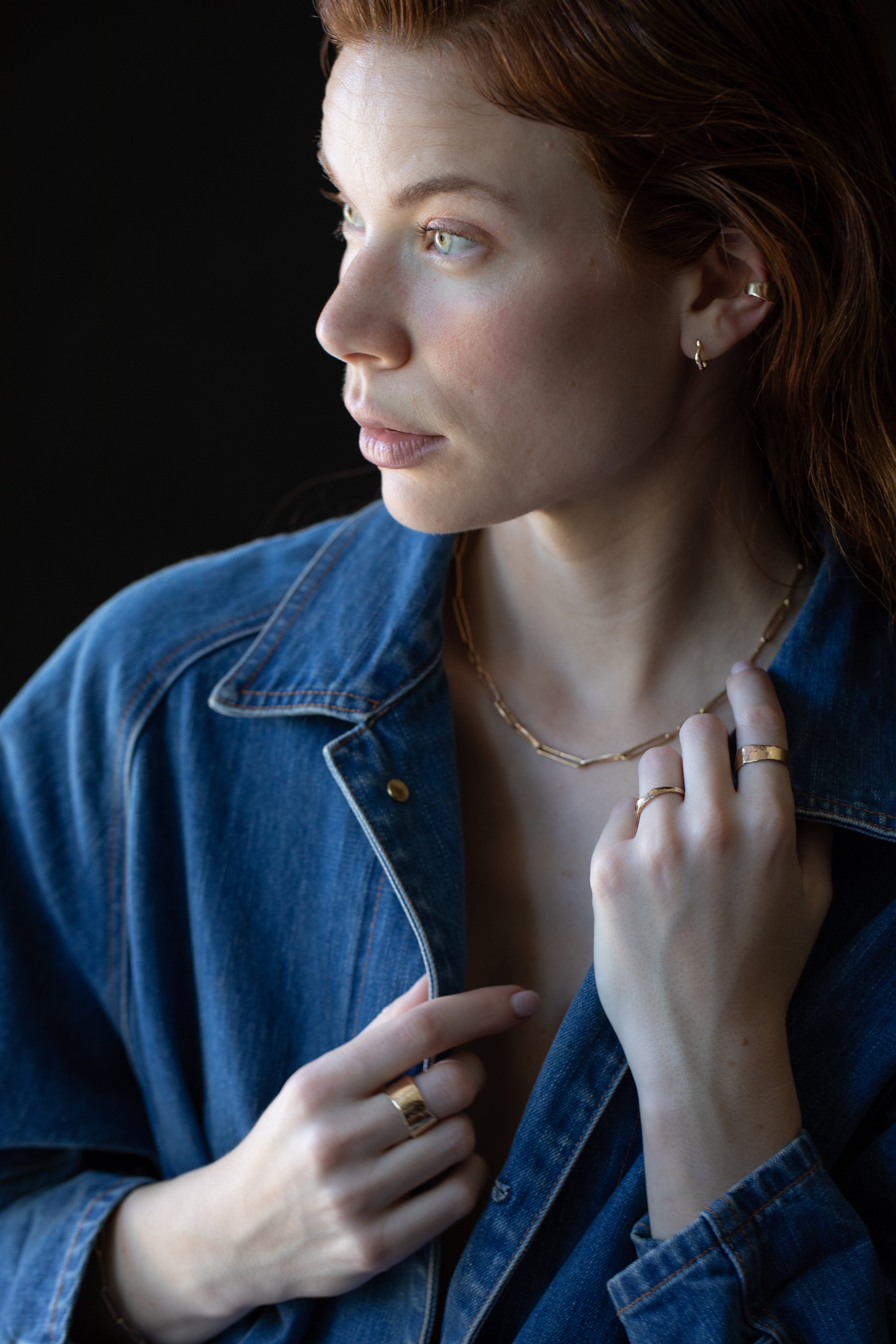 SIGR WATER Narrow Band Ring in Recycled Platinum with Sculptural Design