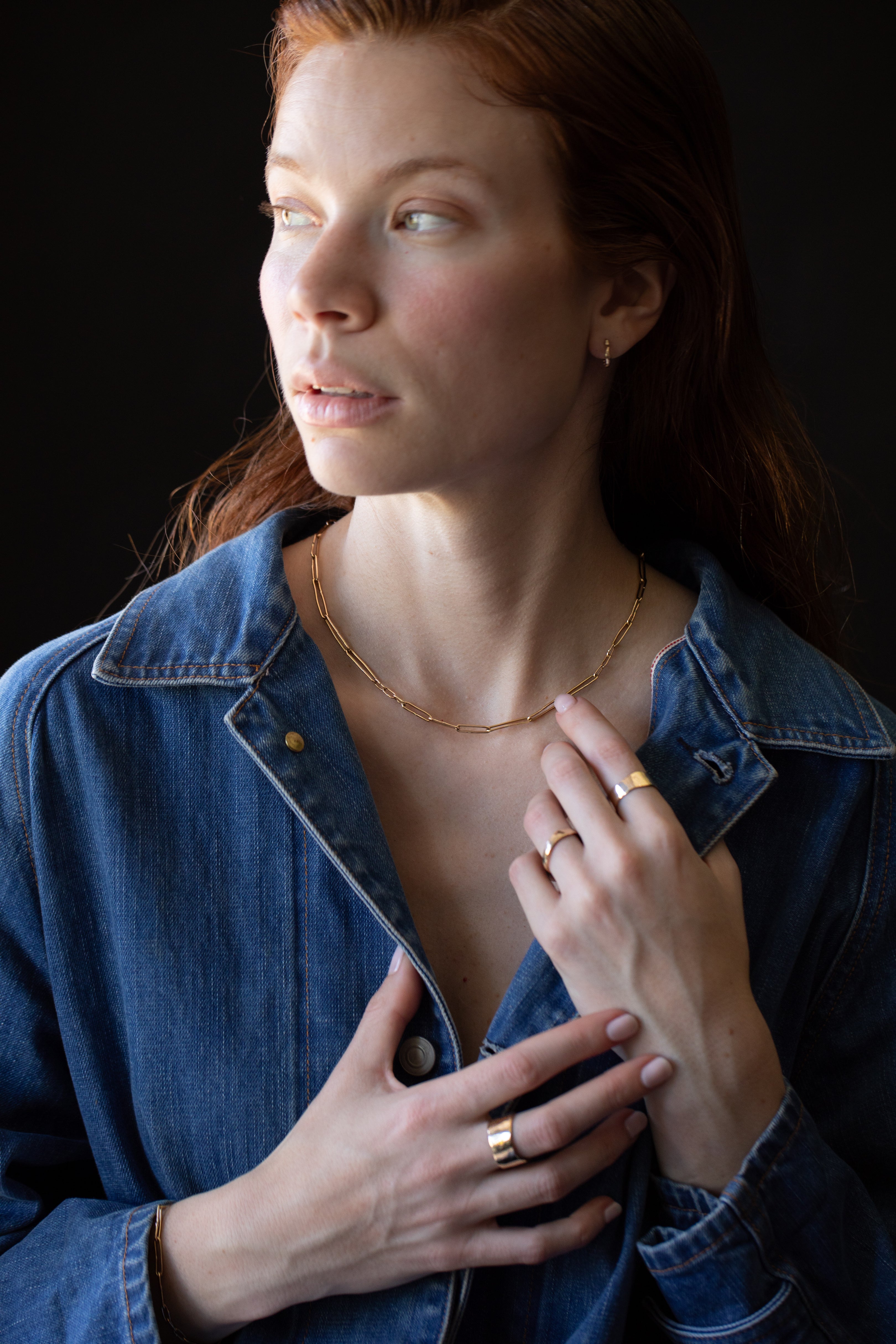 Side View of SIGR WATER Narrow Band Ring Highlighting Wavy Edges