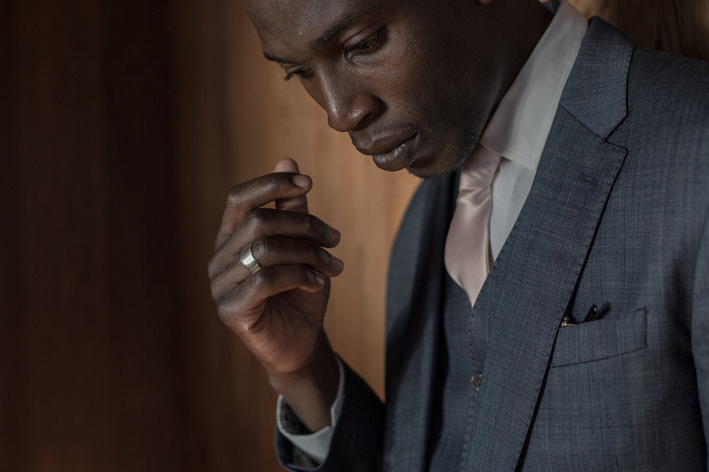 SIGR WATER Wide Band Ring Highlighting Wavy Edges