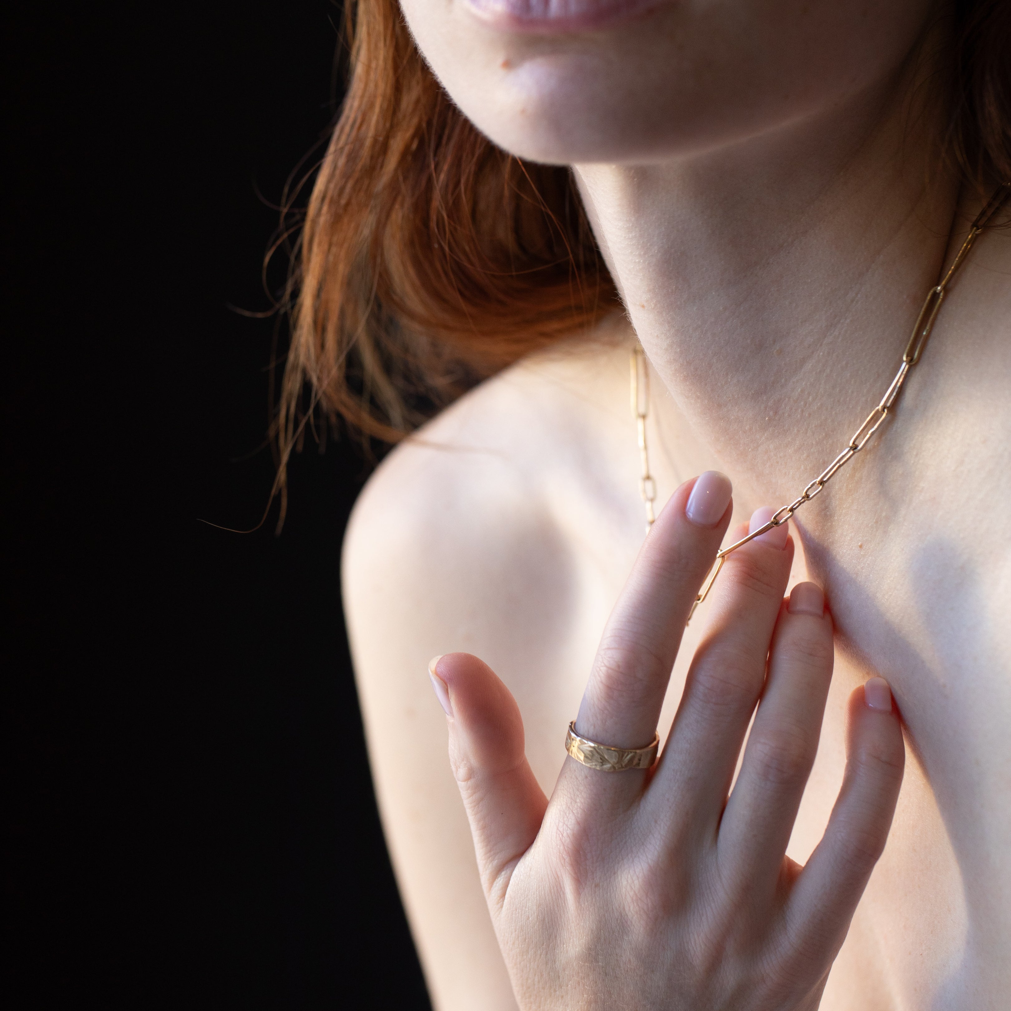 Model Wearing JONSI Slub Link Chain Necklace with Elegant Style