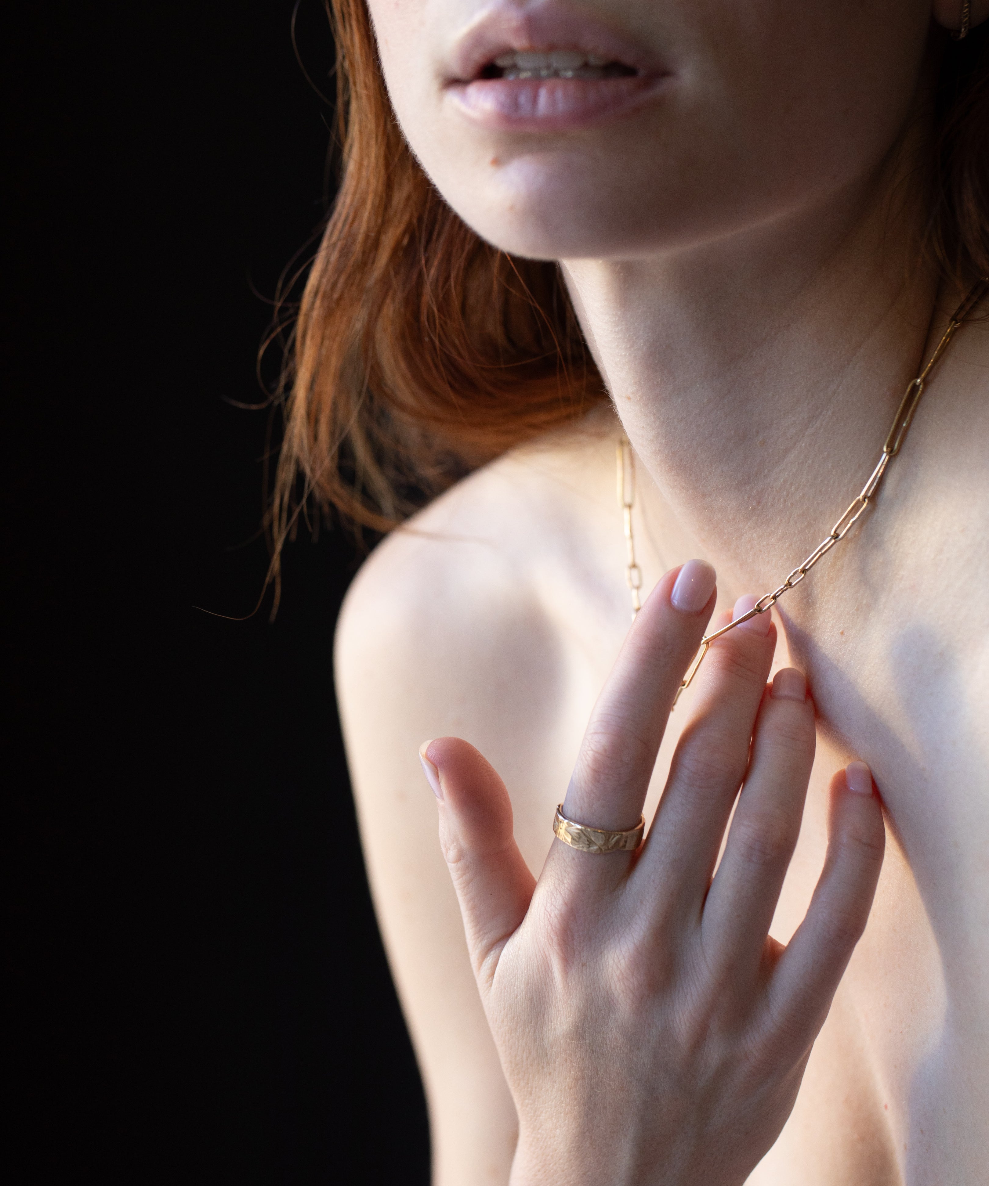 Model Wearing JONSI Slub Link Chain Necklace with Elegant Style