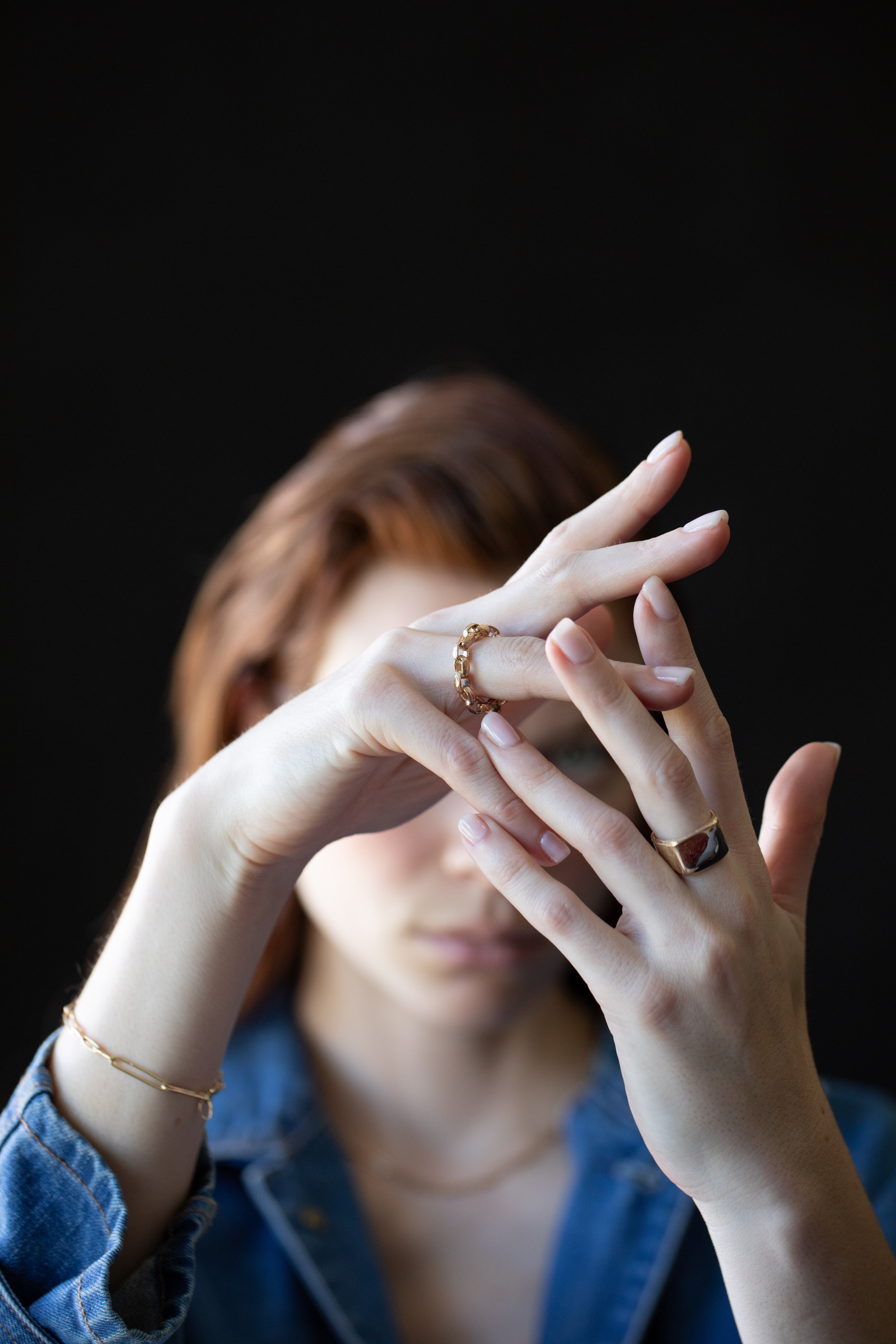 Model Wearing Mixed ROI Chain Link Ring with Elegant Style