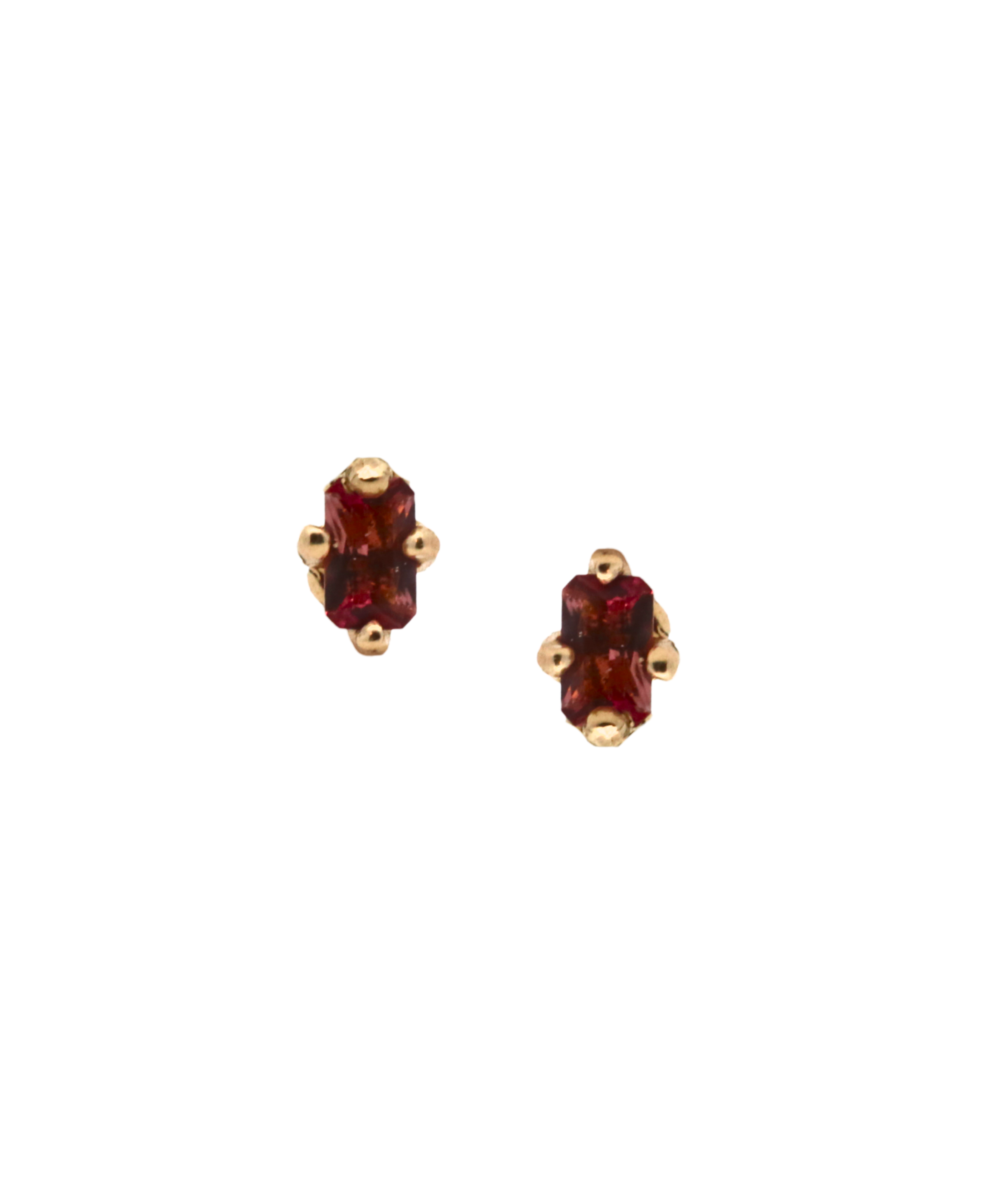 BIRGITTE Stud earring texture close-up showing lost wax cast detail, 14K Fairmined gold