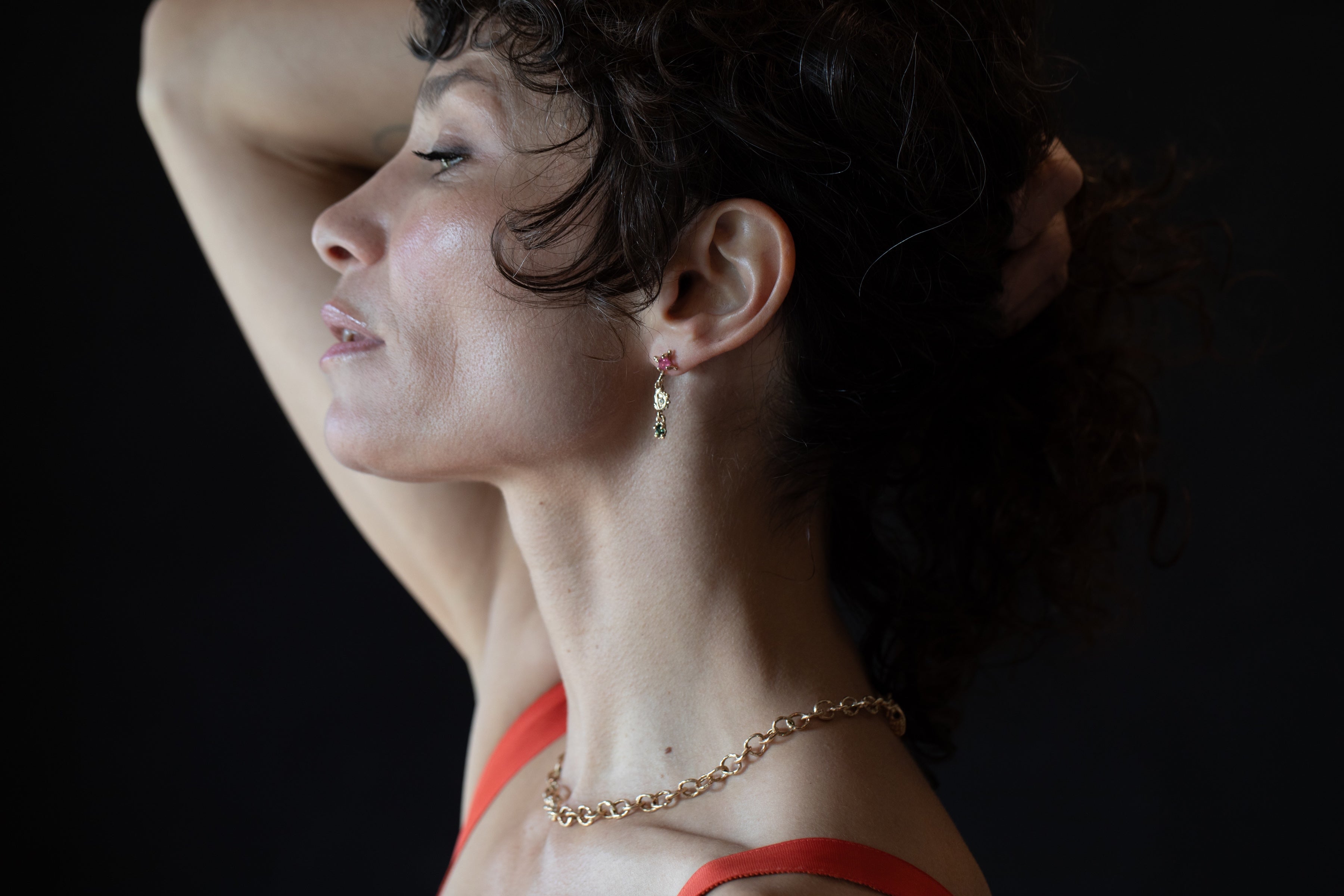 XOIE Link Necklace texture close-up showing hand-carved detail, 14K Fairmined gold